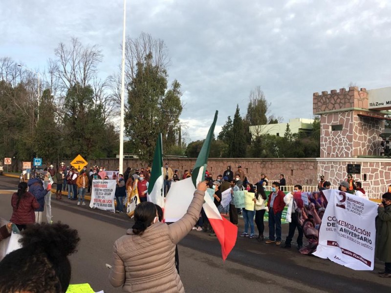 Entre manifestaciones llega AMLO a Zacatecas