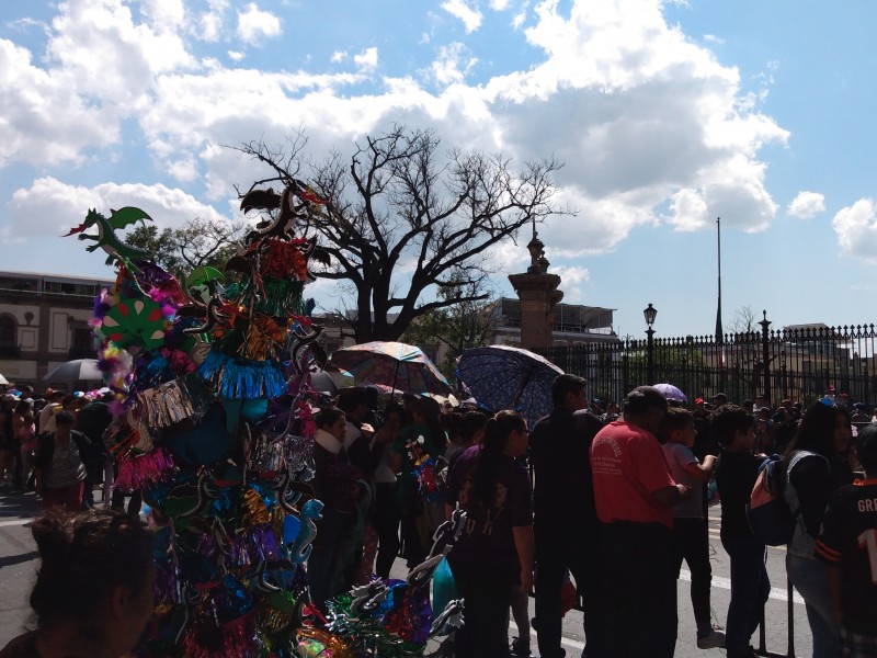 Entre música inicia Desfile de Toritos de Petate