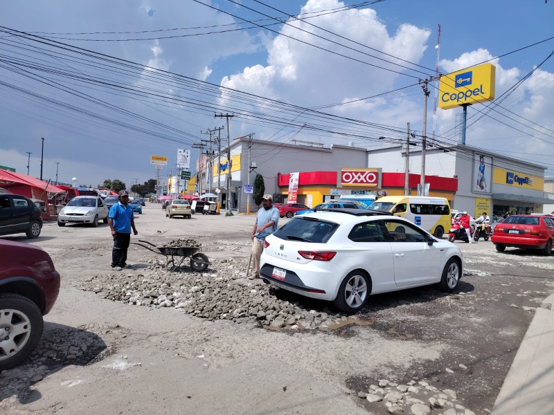 Entre piedras transitan peatones y automovilistas en Santa Maria Totoltepec