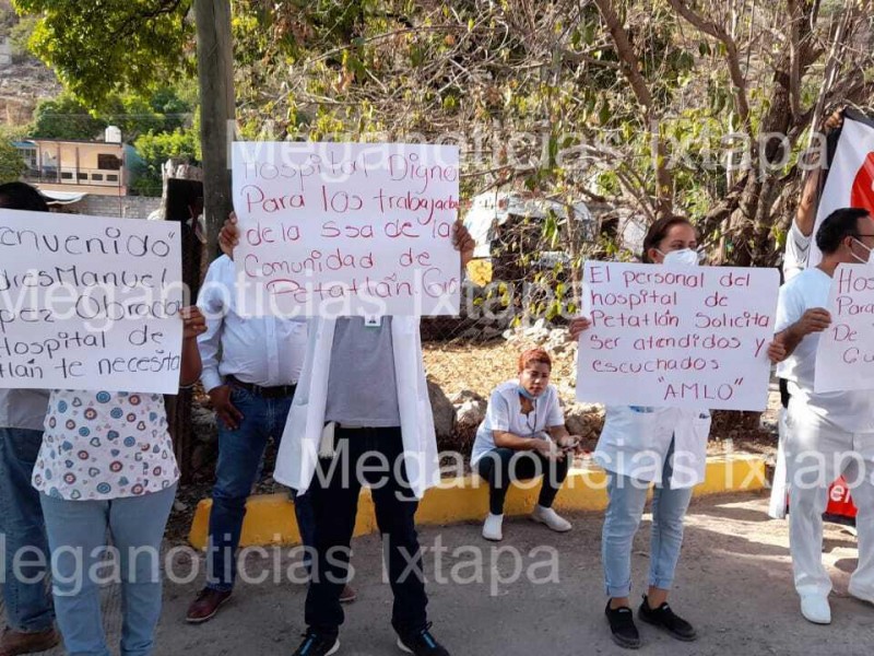 Entre protestas reciben a Andrés Manuel en Iguala