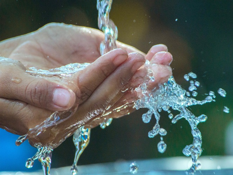 Entre protestas se discute en el Senado la Ley de Aguas