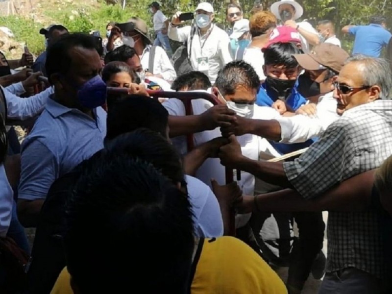 Entre protestas y exigencias llegó AMLO a Valle Nacional Oaxaca