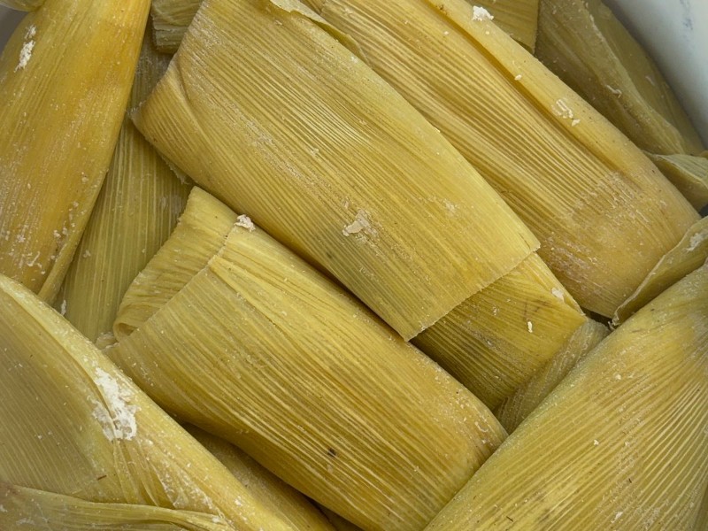 Entre tamales y fe, comerciantes resisten pérdida de tradición