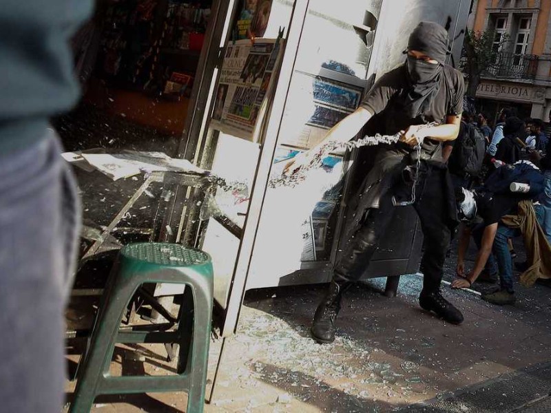 Entre violencia y saqueos: Marcha por 2 de octubre en CDMX