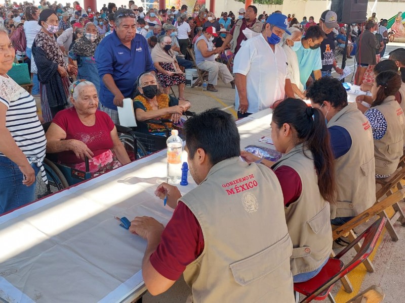 Entregan 1300 tarjetas del Bienestar en Tehuantepec