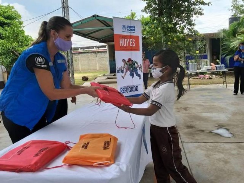 Entrega ACNUR paquetes escolares a escuelas públicas