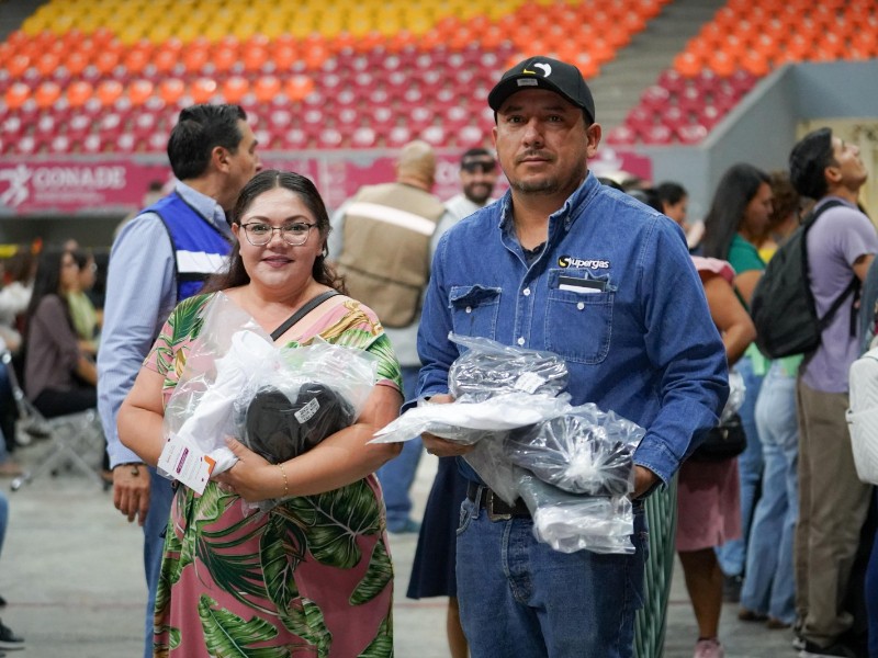 Entrega ágil y eficiente de uniformes escolares gratuitos