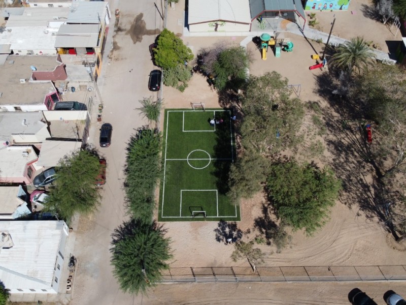 Entrega Alcalde nueva cancha a niños de preescolar