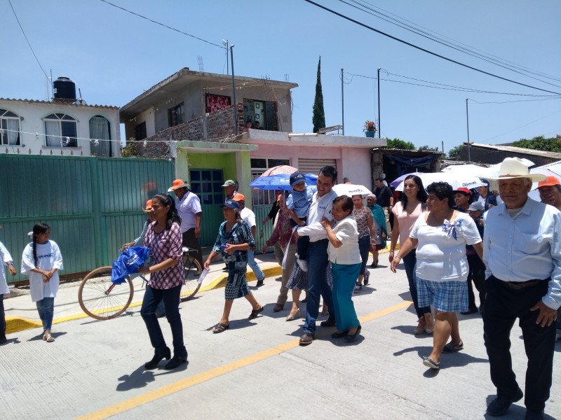 Entrega Alcalde obras en comunidad