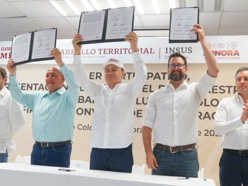 Entrega alcalde y gobernador becas y títulos a sanluisinos