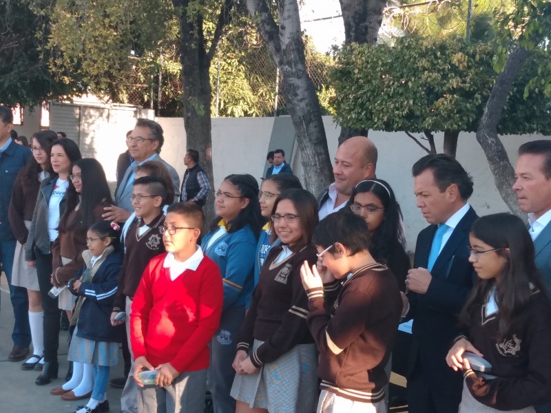 Entrega anteojos a estudiantes de Zapopan