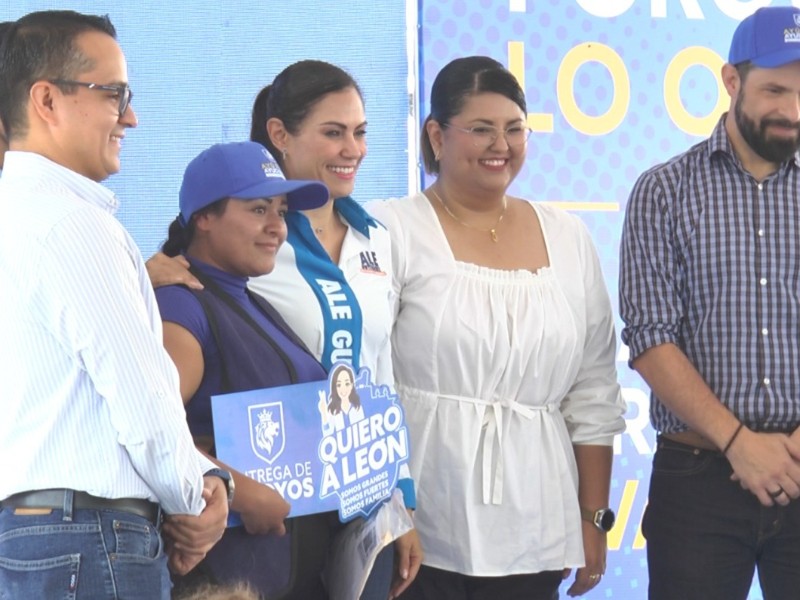 Entrega “Ayúdate Ayudando” 550 tarjetas a habitantes de los Castillos