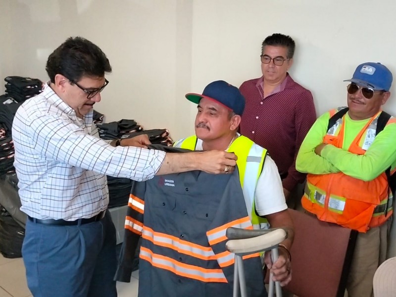 Entrega Ayuntamiento comedor y uniformes a trabajadores