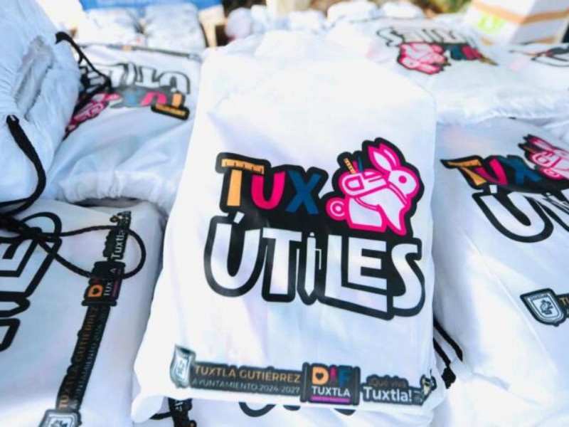 Entrega Ayuntamiento de Tuxtla paquetes escolares a jóvenes de preparatoria