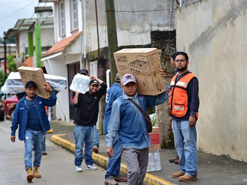 Entrega Ayuntamiento de Xalapa enseres a familias damnificadas por las lluvias