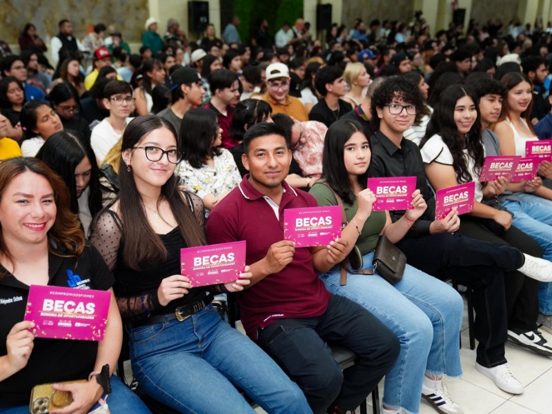 Entrega gobierno del estado becas a universitarios nogalenses