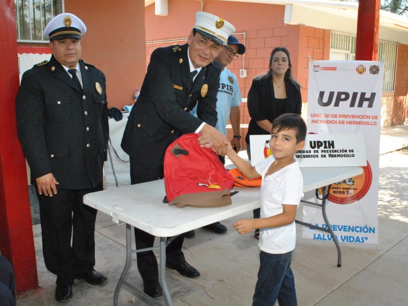 Entrega bomberos útiles escolares