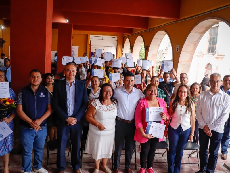 Entregan certificados de primaria y secundaria a comerciantes de la capital