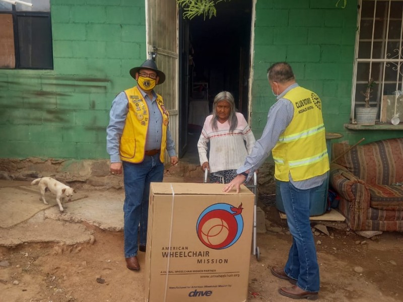 Entrega club Rotario Industrial sillas de ruedas a personas necesitadas