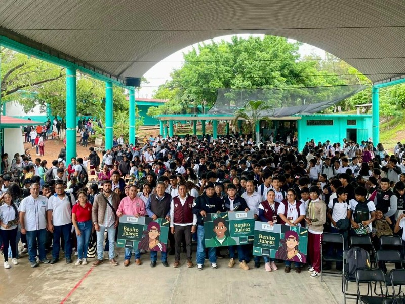 Entrega de apoyos de Beca Bienestar para jóvenes en Chiapas