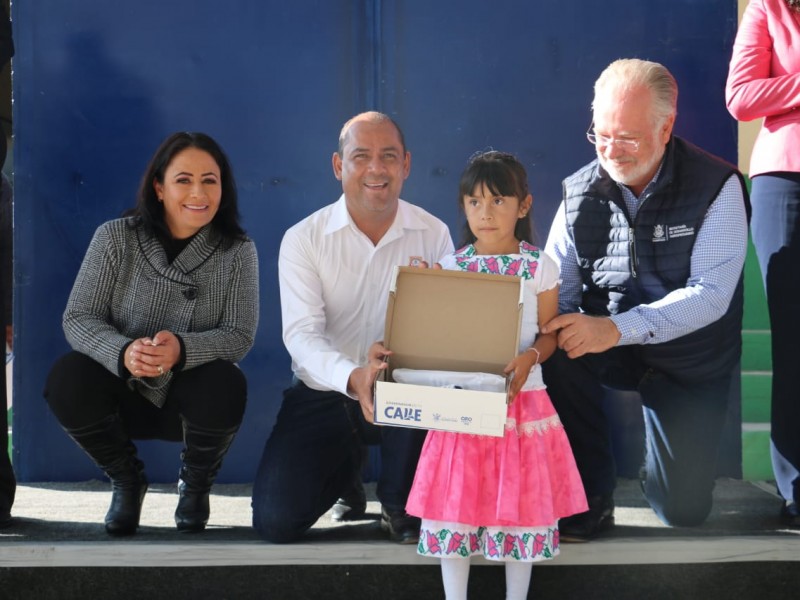 Entrega de  apoyos escolares en Amealco