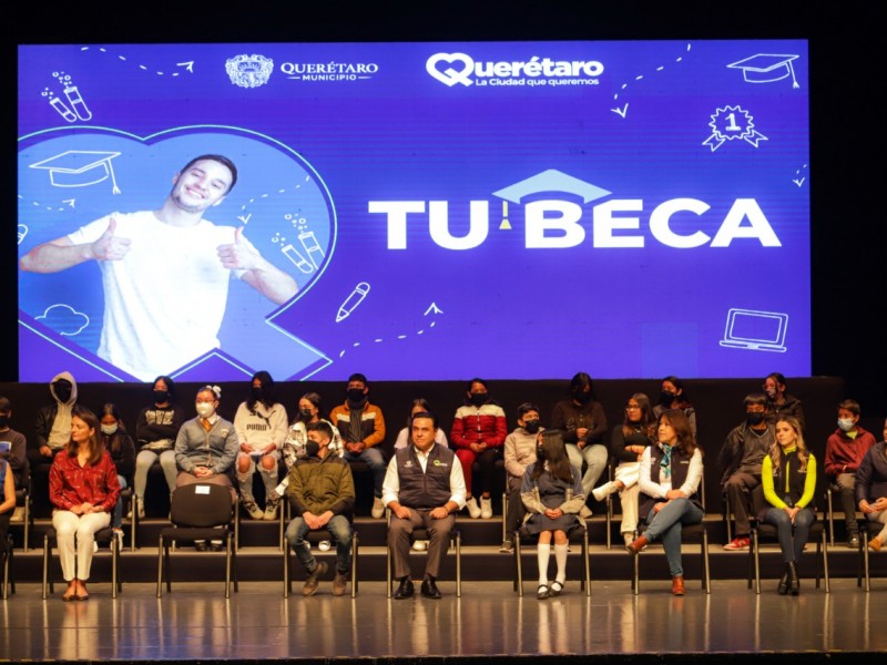 Entrega de becas a más de 2,000 jóvenes de secundaria