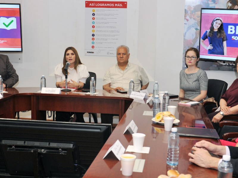 Entrega de becas y créditos educativos a estudiantes...