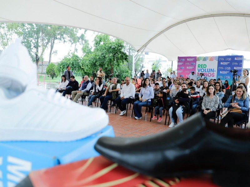 Entrega de calzado escolar para niñas, niños y adolescentes