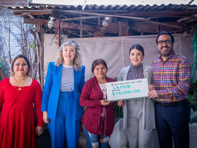 Entrega de cheques por 1 millón de pesos a emprendedoras