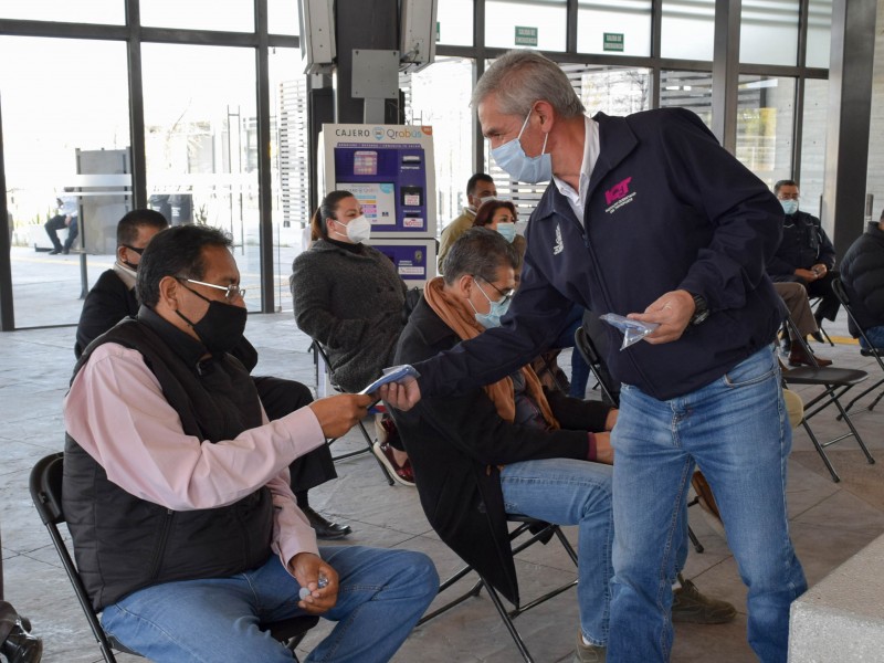 Entrega de cubrebocas reutilizables a taxistas en Querétaro