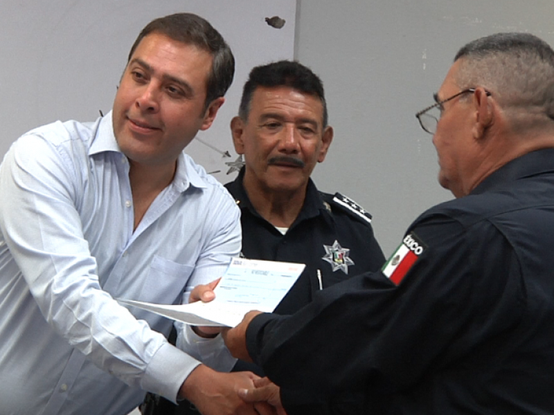 Entrega de reconocimientos a policías municipales