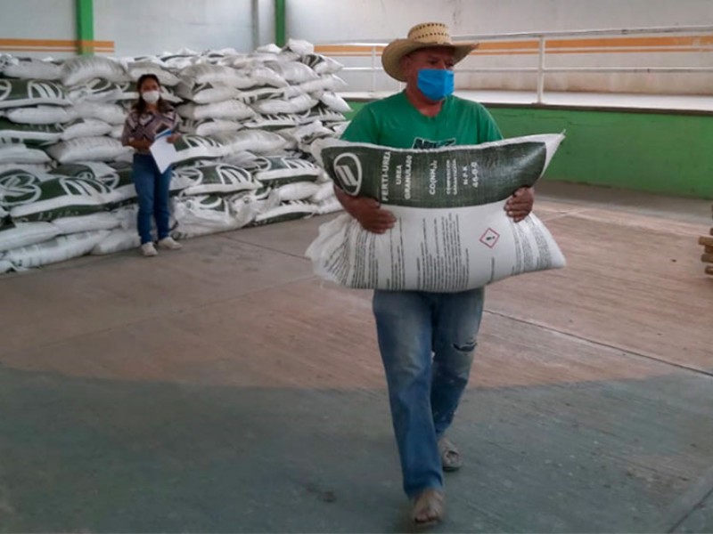 Entrega de fertilizante en Zihuatanejo al 70% de avance