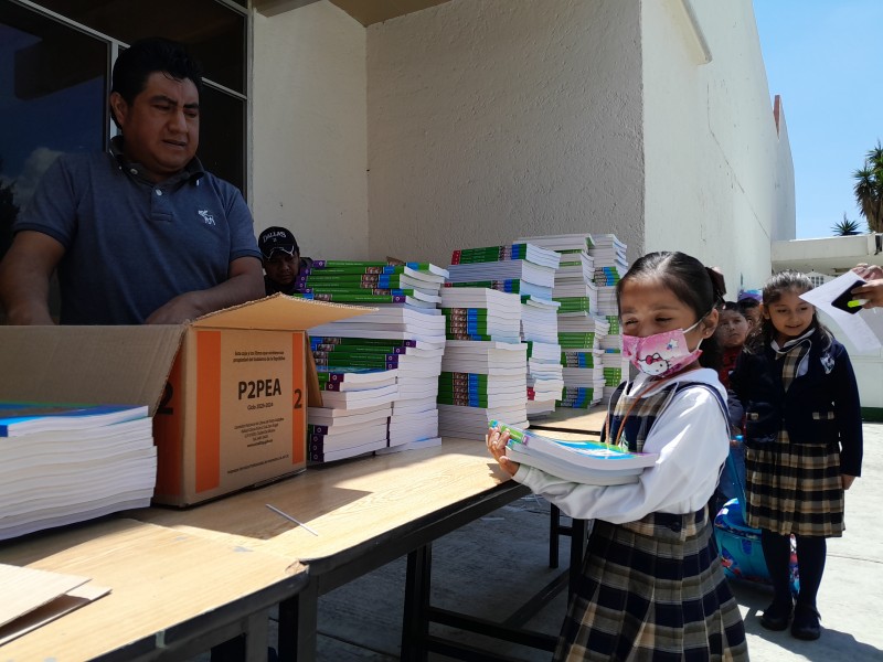 Entrega de libros causa opiniones divididas en padres de familia