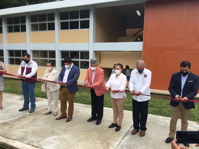 Entrega de obra a escuela anexa a la Normal Veracruzana