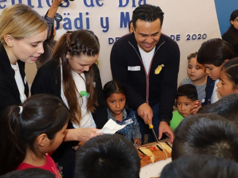 Entrega de regalos a niños de DIF municipal