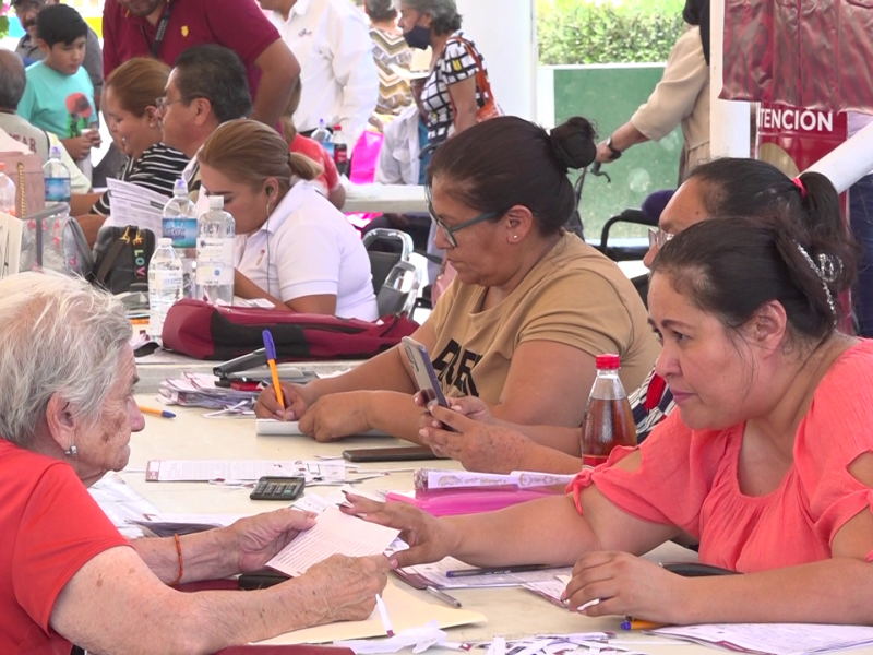 Entrega de tarjeta bancaria desagrada a pensionados bienestar