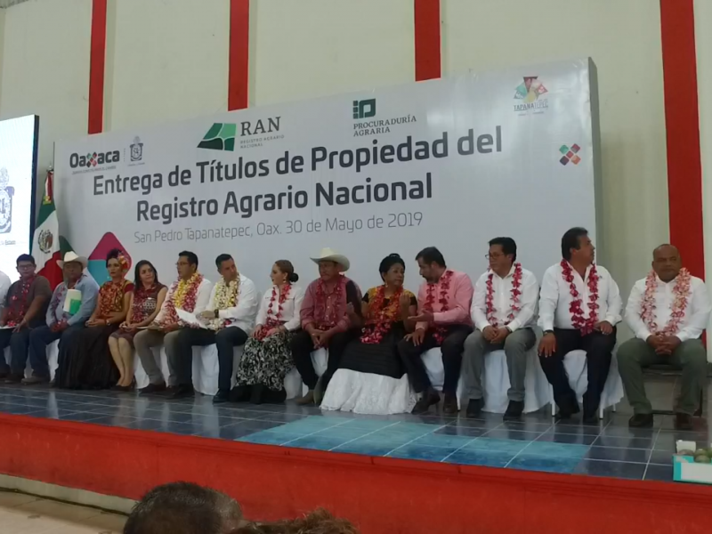 Entrega de títulos de propiedad en  Tapanatepec