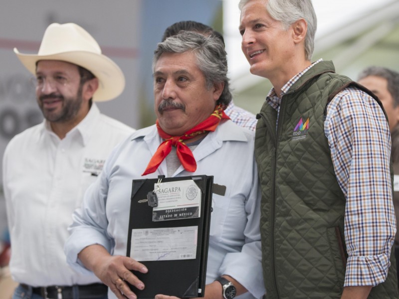 Entrega  Del Mazo apoyos agropecuarios a municipios