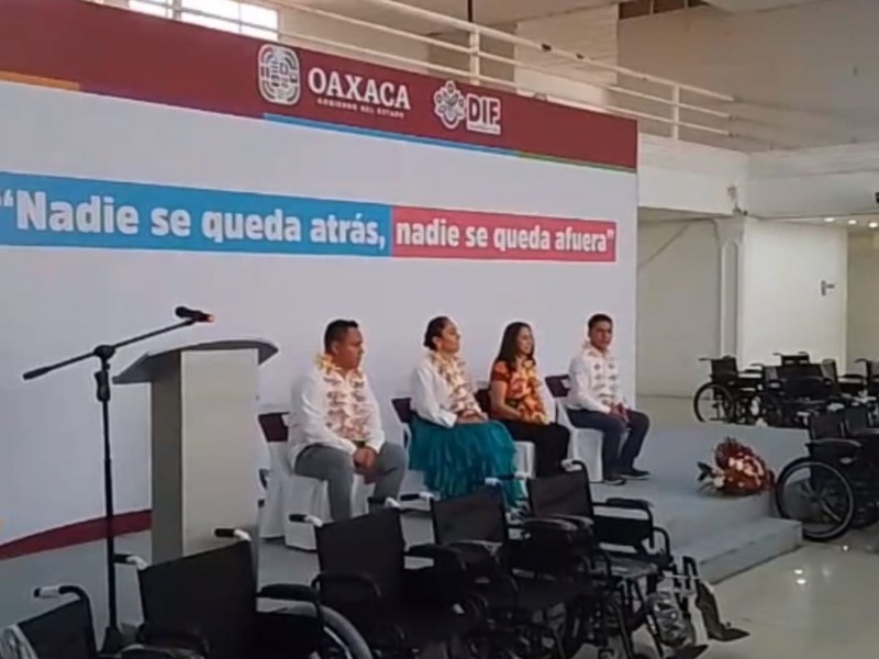 Entrega DIF Estatal sillas de rueda a ciudadanos de SalinaCruz