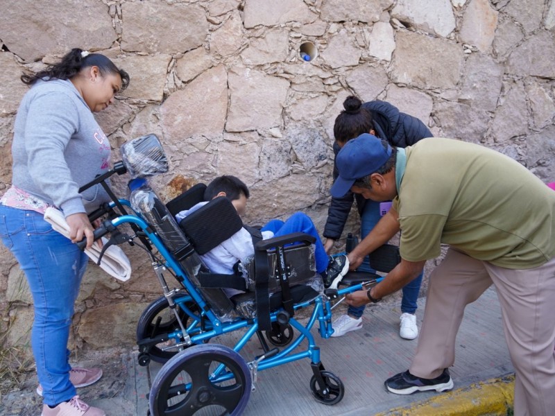 Entrega DIF Municipal Guanajuato sillas de ruedas, muletas y bastones