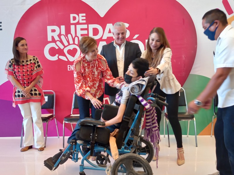 Entrega DIF Torreón sillas de ruedas especiales