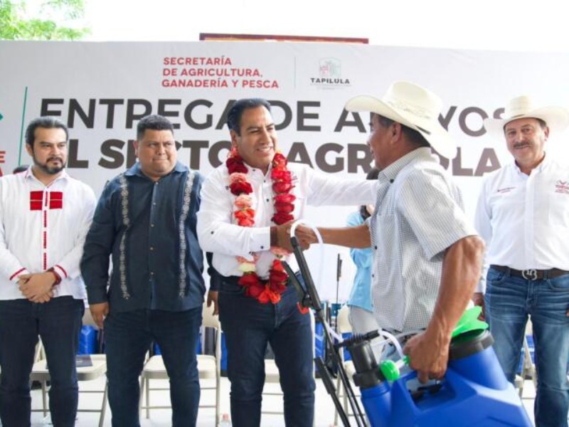 Entrega Eduardo Ramírez apoyos agrícolas y becas Rosario Castellanos