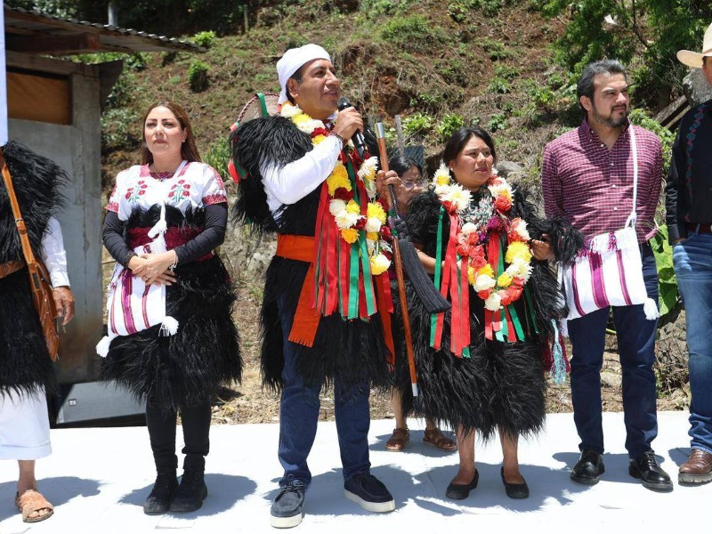 Entrega Eduardo Ramírez apoyos en la región de Los Bosques