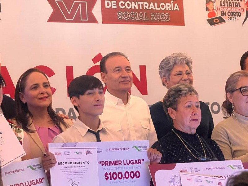 Entrega el Gobernador Alfonso Durazo premio al Comité de Obra