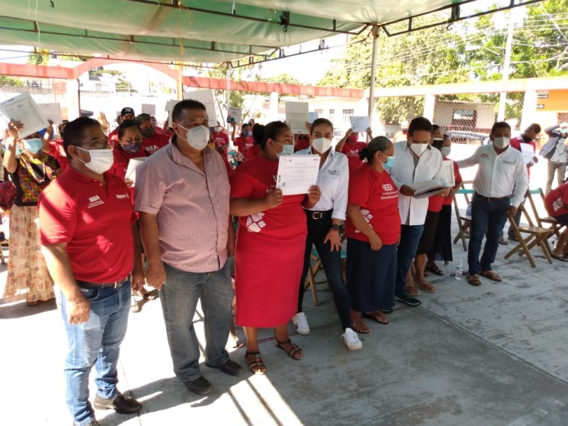 Entrega el IEEA certificados de primaria y secundaria en Juchitán