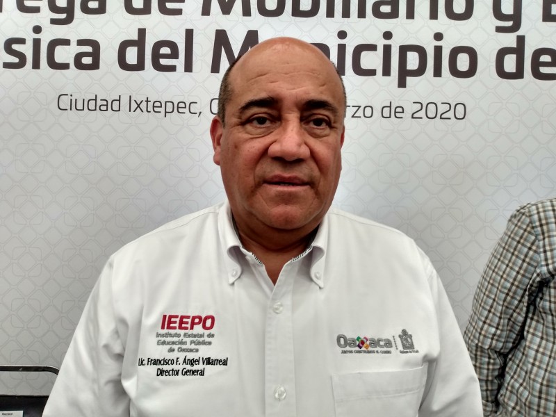 Entrega el IEEPO mobiliario a escuelas en el istmo