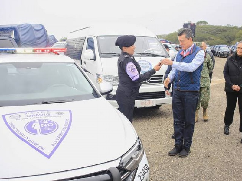 Entrega Escandón Cadenas 213 patrullas y equipamiento a la SSyPC