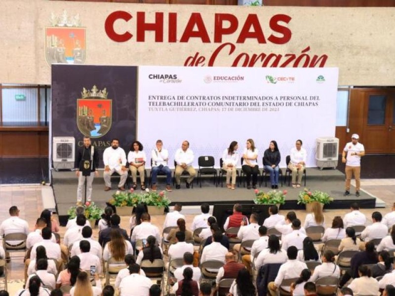 Entrega Escandón Cadenas contratos indeterminados a personal de Telebachillerato