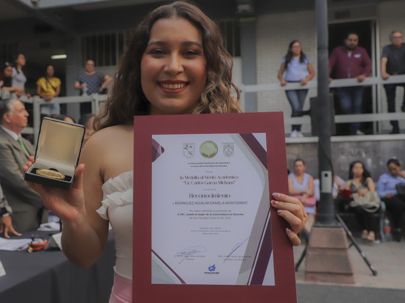 Entrega Facultad de Derecho Medalla al Mérito Académico