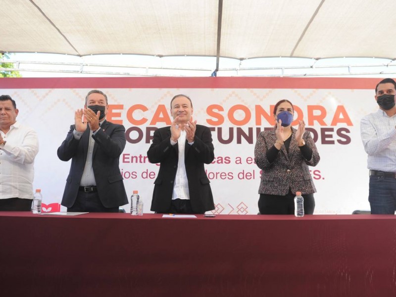 Entrega gobernador Alfonso Durazo becas